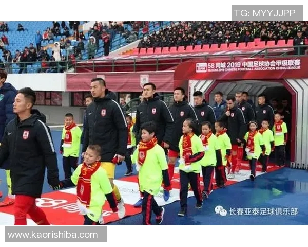 足球明星献爱心送温暖 穿上梦想的衣服助力公益行动